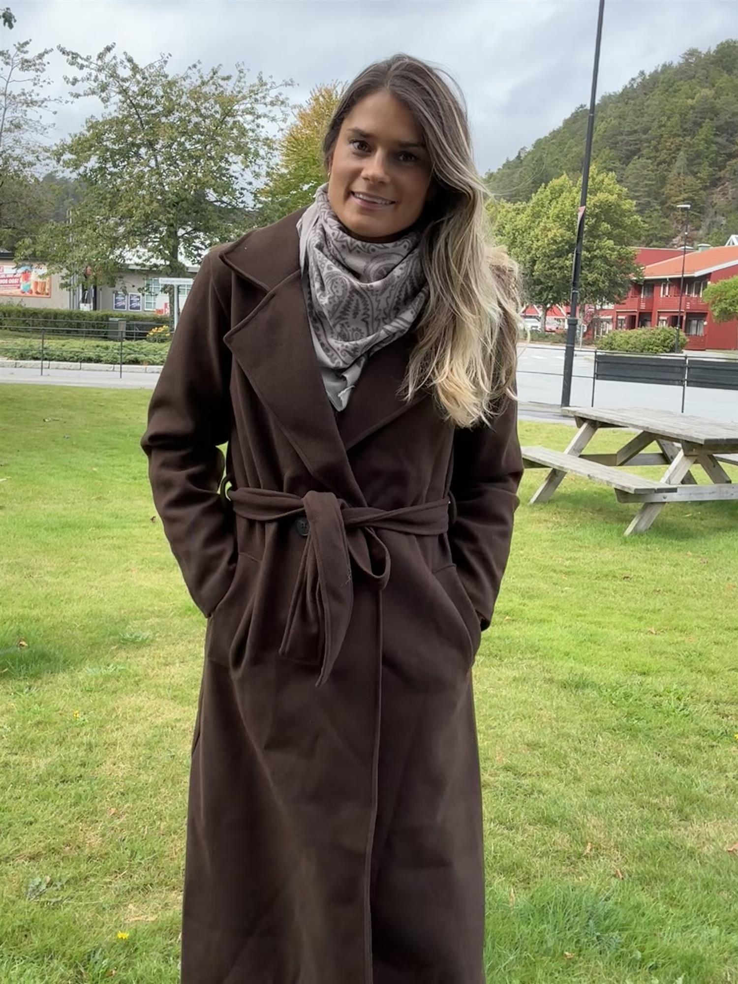 LUCILLA JAKKE LANG BRUN