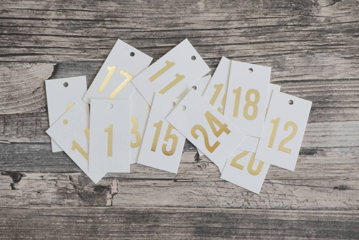 Tall 1-24, hvit/gullskrift