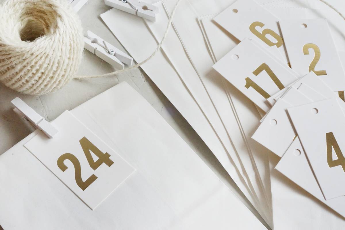 Tall 1-24, hvit/gullskrift